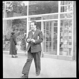 Fotografia "Francisco Matarazzo Junior (conde) - (visita a 'UH'), Reportagem Geral" ([Local n/d] , [Data n/d]) [negativo]. / Fotógrafo(a): Equipe.  -- ITEM-0010.