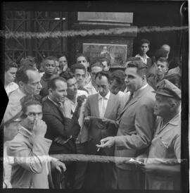 Fotografia "DEPARTAMENTO DE CORREIO E TELÉGRAFO' Ameaça de greve no DCT" ([Local n/d] , 1963) [negativo]. / Fotógrafo(a): Joel.  -- ITEM-0002.