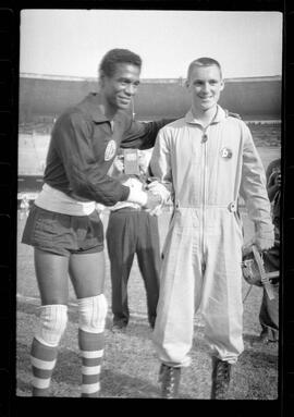 Fotografia "CAMPEONATO CARIOCA DE PROFISSIONAIS DE 1963 (1º TURNO) Jogos - Campeonato Carioca. Flamengo x Madureira (5 x 0) - Vasco x América (2 x 0) e Fluminense x Portuguesa (1 x 1). e Peter Kedzierski, homem voador dos EUA, (Vôo)" ([Local n/d] , 1963) [negativo]. / Fotógrafo(a): Equipe.  -- ITEM-0075.