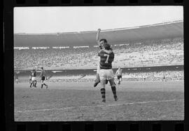 Fotografia "FUTEBOL = 'CAMPEONATO CARIOCA DE PROFISSIONAIS' Jogo Flamengo x Botafogo (3 x 1), America x Portuguesa (2 x 1), Madureira x Bangu (1 x 2), C. Grande x S. Cristovão (1 x 0) e C. Rio x Olaria (1 x 7), Reportagem de Esporte" ([Local n/d] , 1963) [negativo]. / Fotógrafo(a): Equipe.  -- ITEM-0003.