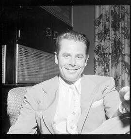 Fotografia "Flan - Reportagem com artista Glen Ford a bordo" ([Local n/d] , [Data n/d]) [negativo]. / Fotógrafo(a): [Autoria n/d].  -- ITEM-0007.