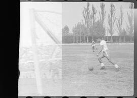 Fotografia "Futebol, treino do Selecionado Brasileiro no Chile" ([Local n/d] , [Data n/d]) [negativo]. / Fotógrafo(a): [Autoria n/d].  -- ITEM-0032.