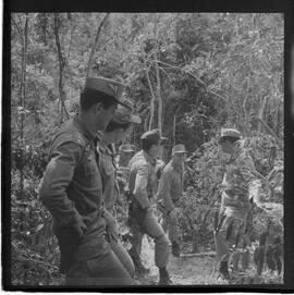 Fotografia "Manobras em Ribeirão das Lages (Paraquedistas: Sobrevivência na Selva operação); 'PARAQUEDISTAS' PARAQUEDISTAS em manobra em Ribeirão das Lages" ([Local n/d] , 1963) [negativo]. / Fotógrafo(a): Méra; Caban.  -- ITEM-0069.