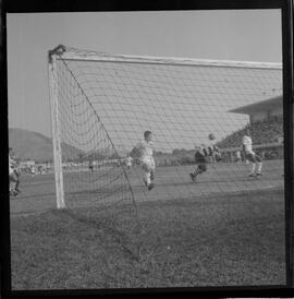 Fotografia "FUTEBOL = 'CAMPEONATO CARIOCA DE PROFISSIONAIS' Jogo Flamengo x Botafogo (3 x 1), America x Portuguesa (2 x 1), Madureira x Bangu (1 x 2), C. Grande x S. Cristovão (1 x 0) e C. Rio x Olaria (1 x 7), Reportagem de Esporte" ([Local n/d] , 1963) [negativo]. / Fotógrafo(a): Equipe.  -- ITEM-0336.