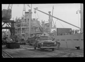 Fotografia "INCEÊNDIOS [INCÊNDIOS]' Incêndio em navio no Cais do Porto no Navio Argentino, 'Rio Lajan'), Reportagem de Zé Carlos" ([Local n/d] , 1963) [negativo]. / Fotógrafo(a): Luiz Pinto.  -- ITEM-0001.