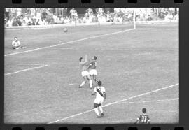 Fotografia "Jogos Campeonato Carioca; 'CAMPEONATO CARIOCA DE 1963' de PROFISSIONAIS (1º Turno) Jogos Vasco x Fluminense (3 x 1) Botafogo x Canto do Rio (3 x 0) America x Madureira (5 x 2) e Olaria x Portuguesa, Reportagem de Esporte" ([Local n/d] , 1963) [negativo]. / Fotógrafo(a): Equipe.  -- ITEM-0234.