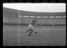 Fotografia "CAPEONATO [CAMPEONATO] CARIOCA DE 1963' (PROFISSIONAIS) (1º Turno) Jogo Famengo [Flamengo] x Campo Grande (5 x 0); Jogo Flamengo e Campo Grande, Reportagem de Esporte" ([Local n/d] , 1963) [negativo]. / Fotógrafo(a): Ribeiro; Demócrito.  -- ITEM-0016.