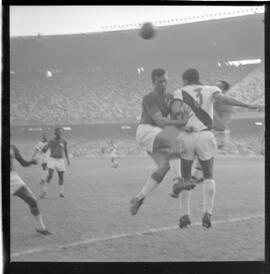 Fotografia "CAMPEONATO CARIOCA DE PROFISSIONAIS DE 1963 (1º TURNO) Jogos - Campeonato Carioca. Flamengo x Madureira (5 x 0) - Vasco x América (2 x 0) e Fluminense x Portuguesa (1 x 1). e Peter Kedzierski, homem voador dos EUA, (Vôo)" ([Local n/d] , 1963) [negativo]. / Fotógrafo(a): Equipe.  -- ITEM-0148.