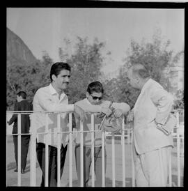 Fotografia "SWEPATAKE [SWEEPTAKE]' DE 1963' (G.P. BRASIL DE 1963) Reportagem com a Coberturas do G.P. Brasil, no Hip. da Gávea com Luiz Rigoni, Manoel Bezerra da Silva, Juan Marchant e Hector Pilar e o cavalo (CENCERRO), Reportagem de Santório" ([Local n/d] , 1963) [negativo]. / Fotógrafo(a): Diniz.  -- ITEM-0004.