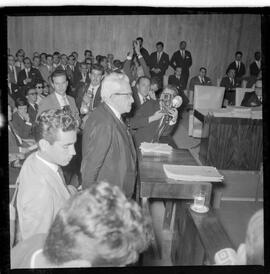 Fotografia "Brasília - Caso Hélio Fernandes, julgamento pró habe corpus [habeas corpus] em Brasília e encontro com sua esposa Sra. Rosinha Fernandes)" ([Local n/d] , 1963) [negativo]. / Fotógrafo(a): Nevilles.  -- ITEM-0022.