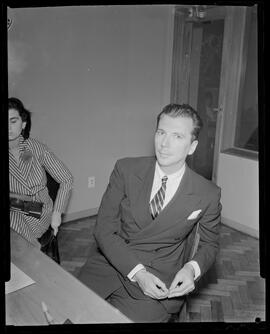 Fotografia "Gabinete do Sr. Samuel Wainer" ([Local n/d] , [Data n/d]) [negativo]. / Fotógrafo(a): Almeida.  -- ITEM-0002.