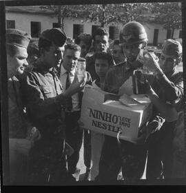 Fotografia "VIÚVA NEGRA'; INSETOS _ 'Viuva Negra (aranha)' - FAB e outras autoridades na Ilha do Governador vão dar caça e exterminar as Aranhas 'Viuvas [Viúvas] Negras'" ([Local n/d] , 1961) [negativo]. / Fotógrafo(a): L. SANTOS.  -- ITEM-0006.