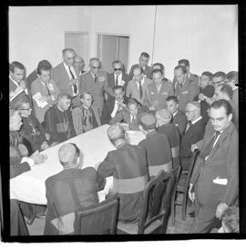 Fotografia "Usina Hidrelétrica Presidente João Goulart' Jango em Bom Jesus da Lapa (baía) por ocasião da inauguração da Uzina [Usina] Hidrelétrica 'Presid. Jango'" ([Local n/d] , 1963) [negativo]. / Fotógrafo(a): Neville.  -- ITEM-0015.