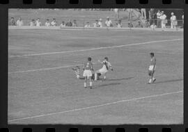 Fotografia "CAMPEONATO CARIOCA DE PROFISSIONAIS DE 1963 (1º TURNO) Jogos - Campeonato Carioca. Flamengo x Madureira (5 x 0) - Vasco x América (2 x 0) e Fluminense x Portuguesa (1 x 1). e Peter Kedzierski, homem voador dos EUA, (Vôo)" ([Local n/d] , 1963) [negativo]. / Fotógrafo(a): Equipe.  -- ITEM-0040.