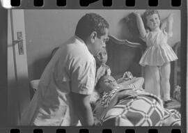 Fotografia "DESAPARECIMENTO DO MÉDICO NO PICO DE PAPAGAIO Família perdida na mata (Dr. Newto Batista dos Santos, que estava desaparecido com seus filhos Caio Cesar e Lia Lucia no Pico de Papagaio)" ([Local n/d] , 1963) [negativo]. / Fotógrafo(a): Adyr; Rodolpho.  -- ITEM-0001.