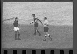 Fotografia "FUTEBOL = 'CAMPEONATO CARIOCA DE PROFISSIONAIS' Jogo Flamengo x Botafogo (3 x 1), America x Portuguesa (2 x 1), Madureira x Bangu (1 x 2), C. Grande x S. Cristovão (1 x 0) e C. Rio x Olaria (1 x 7), Reportagem de Esporte" ([Local n/d] , 1963) [negativo]. / Fotógrafo(a): Equipe.  -- ITEM-0101.