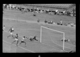 Fotografia "CAPEONATO [CAMPEONATO] CARIOCA DE 1963' (PROFISSIONAIS) (1º Turno) Jogo Famengo [Flamengo] x Campo Grande (5 x 0); Jogo Flamengo e Campo Grande, Reportagem de Esporte" ([Local n/d] , 1963) [negativo]. / Fotógrafo(a): Ribeiro; Demócrito.  -- ITEM-0073.