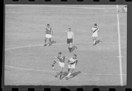 Fotografia "Jogos Campeonato Carioca; 'CAMPEONATO CARIOCA DE 1963' de PROFISSIONAIS (1º Turno) Jogos Vasco x Fluminense (3 x 1) Botafogo x Canto do Rio (3 x 0) America x Madureira (5 x 2) e Olaria x Portuguesa, Reportagem de Esporte" ([Local n/d] , 1963) [negativo]. / Fotógrafo(a): Equipe.  -- ITEM-0097.