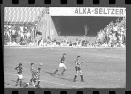 Fotografia "FUTEBOL = 'CAMPEONATO CARIOCA DE PROFISSIONAIS' Jogo Flamengo x Botafogo (3 x 1), America x Portuguesa (2 x 1), Madureira x Bangu (1 x 2), C. Grande x S. Cristovão (1 x 0) e C. Rio x Olaria (1 x 7), Reportagem de Esporte" ([Local n/d] , 1963) [negativo]. / Fotógrafo(a): Equipe.  -- ITEM-0041.