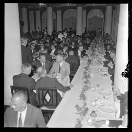 Fotografia "Banquete' oferecido por 'UH' ao Sr. Lúcio Meira, Almirante que foi escolhido o 'Homem do Ano'" ([Local n/d] , [Data n/d]) [negativo]. / Fotógrafo(a): Equipe.  -- ITEM-0035.