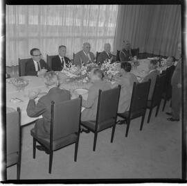 Fotografia "Jango com Pelé no Planalto e líderes do Senado" ([Local n/d] , 1963) [negativo]. / Fotógrafo(a): Nevile.  -- ITEM-0017.
