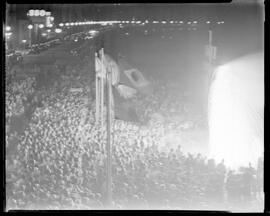 Fotografia "Promoção de Última Hora' - homenagem à Batalha do Riachuelo em Copacabana e Leme" ([Local n/d] , [Data n/d]) [negativo]. / Fotógrafo(a): Melo e A. Veneziano.  -- ITEM-0004.