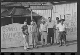 Fotografia "Rep. pelo SUL DO BRASIL (ESPECIAL); 'REPORTAGEM ESPECIAL DE 'UH' 'CONTRABANDO DE ARMAS, Em S. PAULO, SANTA CATARINA, RIO GRANDE DO SUL ETC...' Reportagem feita pela equipe de 'UH'), Reportagem de Amado Ribeiro" ([Local n/d] , 1963) [negativo]. / Fotógrafo(a): Paulo Reis.  -- ITEM-0037.