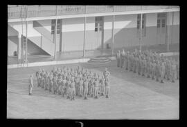 Fotografia "Caso Helio Fernandes (Sr. Miller Fernandes, irmão do jornalista Helio Fernandes, preso em Belo Horizonte, reportagem em sua visita ao irmão no uqrtel [quartel] da PE), Reportagem de Méra" ([Local n/d] , 1963) [negativo]. / Fotógrafo(a): Ferreira.  -- ITEM-0004.