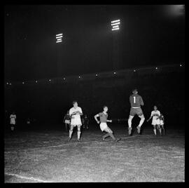Fotografia "Futebol - São Paulo. Jogo São Paulo x Palmeiras, Esportes" ([Local n/d] , [Data n/d]) [negativo]. / Fotógrafo(a): Equipe.  -- ITEM-0016.