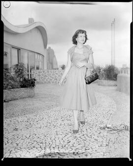 Fotografia "Concurso de beleza - Rio de Janeiro (Rainha do verão 1952), Reportagem Geral" ([Local n/d] , 1952) [negativo]. / Fotógrafo(a): Equipe.  -- ITEM-0004.