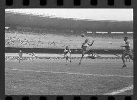 Fotografia "CAMPEONATO CARIOCA DE PROFISSIONAIS DE 1963' (1º Turno) Jogo Vasco da Gama x Olaria (1 x 0) no Maracanã" ([Local n/d] , 1963) [negativo]. / Fotógrafo(a): Demócrito; Ribeiro.  -- ITEM-0059.