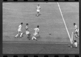 Fotografia "CAMPEONATO CARIOCA DE PROFISSIONAIS DE 1963' (1º Turno) Jogo Bangú x S. Cristovão (3 x 0)" ([Local n/d] , 1963) [negativo]. / Fotógrafo(a): Rodolfo.  -- ITEM-0005.