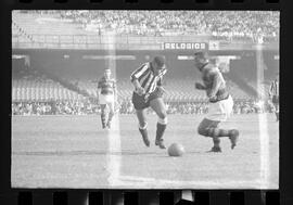 Fotografia "FUTEBOL = 'CAMPEONATO CARIOCA DE PROFISSIONAIS' Jogo Flamengo x Botafogo (3 x 1), America x Portuguesa (2 x 1), Madureira x Bangu (1 x 2), C. Grande x S. Cristovão (1 x 0) e C. Rio x Olaria (1 x 7), Reportagem de Esporte" ([Local n/d] , 1963) [negativo]. / Fotógrafo(a): Equipe.  -- ITEM-0090.