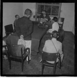 Fotografia "Rebelião dos Lavradores que ocupam Terras em Capivari' Padre Anibal, depondo no Forum de Caxias - caso de Capivari, Reportagem de Broxado" ([Local n/d] , 1963) [negativo]. / Fotógrafo(a): Ferreira.  -- ITEM-0017.