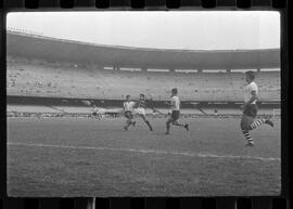 Fotografia "CAPEONATO [CAMPEONATO] CARIOCA DE 1963' (PROFISSIONAIS) (1º Turno) Jogo Famengo [Flamengo] x Campo Grande (5 x 0); Jogo Flamengo e Campo Grande, Reportagem de Esporte" ([Local n/d] , 1963) [negativo]. / Fotógrafo(a): Ribeiro; Demócrito.  -- ITEM-0036.