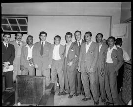 Fotografia "Esporte - Futebol - chegada dos jogadores argentinos" ([Local n/d] , [Data n/d]) [negativo]. / Fotógrafo(a): [Autoria n/d].  -- ITEM-0010.