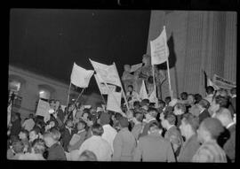 Fotografia "Conflitos' Conflitos - Passeatas - Polícia militar agride povo na Leopoldina - á favor das reformas de bases" ([Local n/d] , 1963) [negativo]. / Fotógrafo(a): Paulo; Venê; André; Alvaro; Pinto.  -- ITEM-0074.