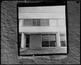 Fotografia "Fachada da sucursal de 'Última Hora', em Brasília" ([Local n/d] , [Data n/d]) [negativo]. / Fotógrafo(a): [Autoria n/d].  -- ITEM-0001.