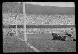 Fotografia "FUTEBOL = 'CAMPEONATO CARIOCA DE PROFISSIONAIS' Jogo Flamengo x Botafogo (3 x 1), America x Portuguesa (2 x 1), Madureira x Bangu (1 x 2), C. Grande x S. Cristovão (1 x 0) e C. Rio x Olaria (1 x 7), Reportagem de Esporte" ([Local n/d] , 1963) [negativo]. / Fotógrafo(a): Equipe.  -- ITEM-0284.