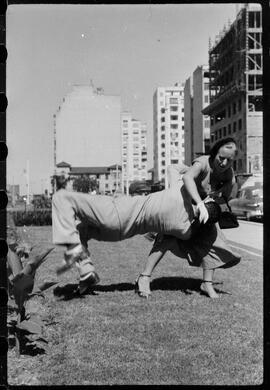 Fotografia "Jiu Jitsu em plena via pública com Carlos Renato , Repórter: Carlos Renato" ([Local n/d] , [Data n/d]) [negativo]. / Fotógrafo(a): Equipe.  -- ITEM-0008.