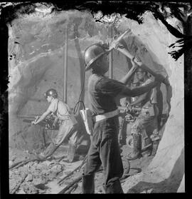 Fotografia "Mineiros - Brasil (mica) - Reportagem numa mina de mica, Reportagem Geral" ([Local n/d] , [Data n/d]) [negativo]. / Fotógrafo(a): Jean Manzon.  -- ITEM-0072.