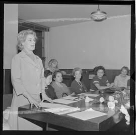 Fotografia "LIGA FEMININA' Reunião na ABI, Reportagem de Silvio Paixão" ([Local n/d] , 1963) [negativo]. / Fotógrafo(a): Alvaro.  -- ITEM-0003.