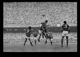 Fotografia "FUTEBOL = 'CAMPEONATO CARIOCA DE PROFISSIONAIS' Jogo Flamengo x Botafogo (3 x 1), America x Portuguesa (2 x 1), Madureira x Bangu (1 x 2), C. Grande x S. Cristovão (1 x 0) e C. Rio x Olaria (1 x 7), Reportagem de Esporte" ([Local n/d] , 1963) [negativo]. / Fotógrafo(a): Equipe.  -- ITEM-0224.