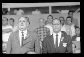 Fotografia "Jogos Campeonato Carioca; 'CAMPEONATO CARIOCA DE 1963' de PROFISSIONAIS (1º Turno) Jogos Vasco x Fluminense (3 x 1) Botafogo x Canto do Rio (3 x 0) America x Madureira (5 x 2) e Olaria x Portuguesa, Reportagem de Esporte" ([Local n/d] , 1963) [negativo]. / Fotógrafo(a): Equipe.  -- ITEM-0162.