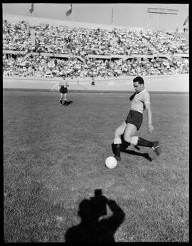 Fotografia "Futebol, treino do Selecionado Brasileiro no Chile" ([Local n/d] , [Data n/d]) [negativo]. / Fotógrafo(a): [Autoria n/d].  -- ITEM-0021.