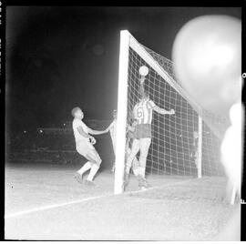 Fotografia "Futebol - Brasil x Paraguai" ([Local n/d] , [Data n/d]) [negativo]. / Fotógrafo(a): Equipe.  -- ITEM-0002.