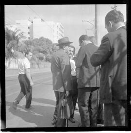 Fotografia "Helio Fernandes na P.E. (Chegada dos advogados, Prado Keli e Prudente de Morais Neto e o presidente do inquérito militar o Gal. Crisanto Figueiredo de Miranda" ([Local n/d] , 1963) [negativo]. / Fotógrafo(a): Rodolfo.  -- ITEM-0020.