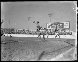 Fotografia "Esporte - Futebol Olaria x Vasco" ([Local n/d] , [Data n/d]) [negativo]. / Fotógrafo(a): Domingos.  -- ITEM-0004.