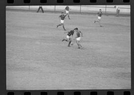 Fotografia "Campeonato Carioca de Profissionais de 63 (1° Turno) Esporte - jogo Fluminense (1 x 0) Bonsucesso" ([Local n/d] , 1963) [negativo]. / Fotógrafo(a): Democrito.  -- ITEM-0078.