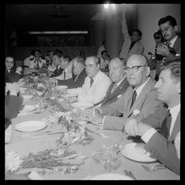Fotografia "Banquete de 'Última Hora' em homenagem ao Vasco da Gama e Ademar Ferreira da Silva" ([Local n/d] , [Data n/d]) [negativo]. / Fotógrafo(a): Demócrito e Estrela.  -- ITEM-0064.